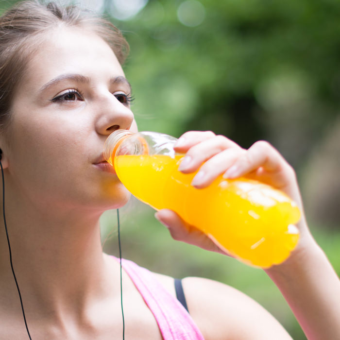 Frau beim Fitness trinkt das PM International Optimal Set